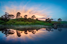 日暮黄昏云彩湖泊倒影图片